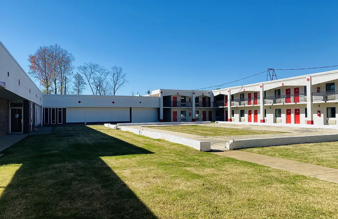 Traveler'S Place Inn & Suites-1