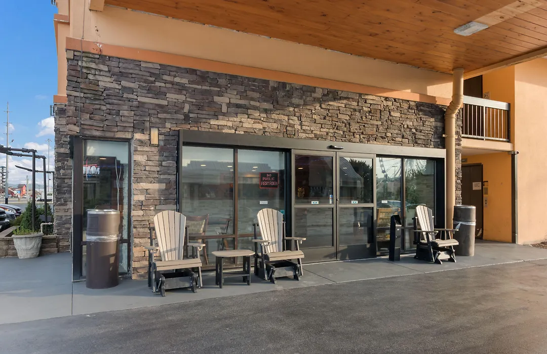 Mountain Vista Inn & Suites - Walking Distance To The Island-1