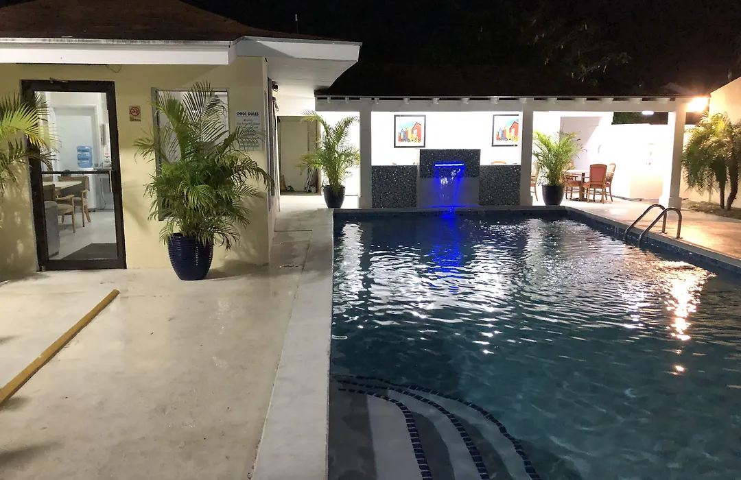 Colony Club Inn & Suites-1