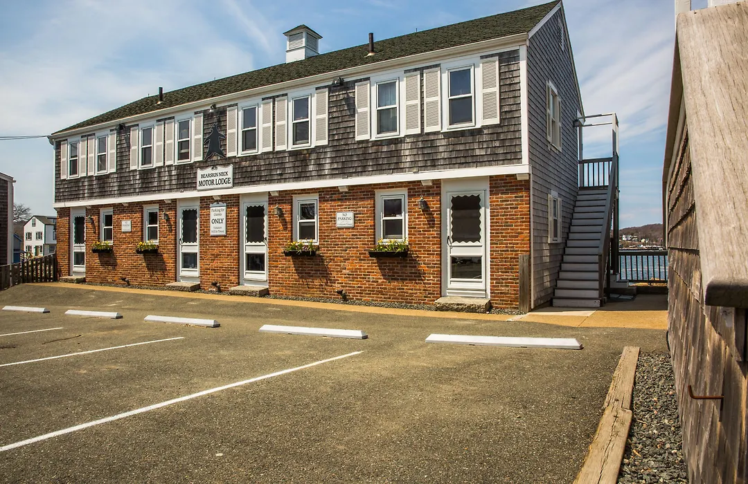Bearskin Neck Motor Lodge-1