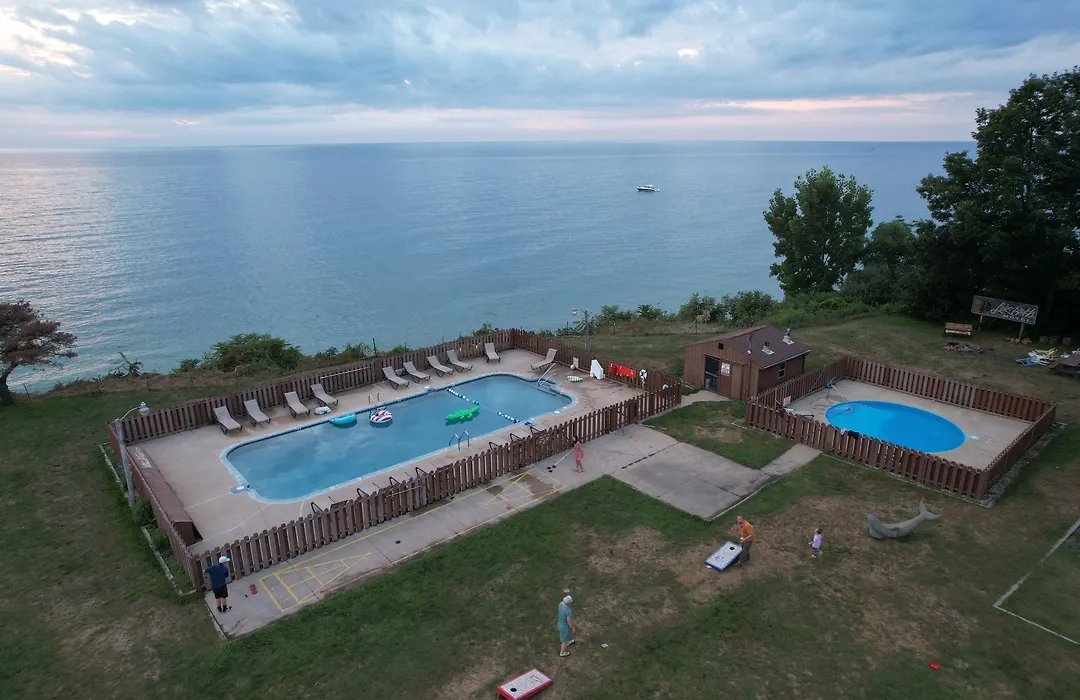 Lake Bluff Inn And Suites-1
