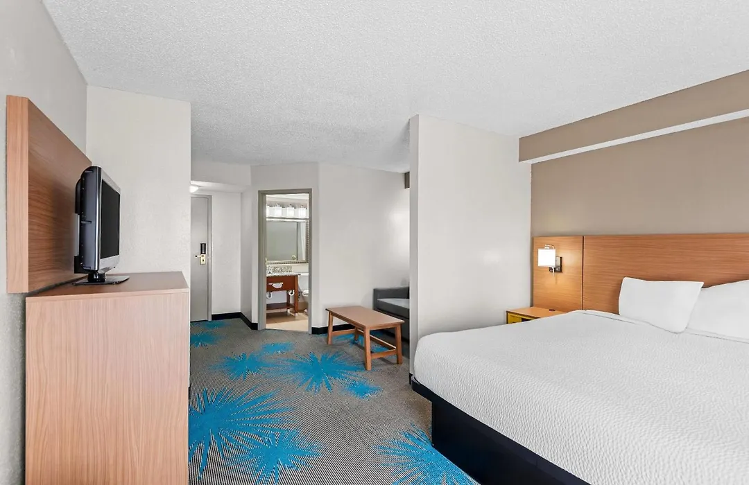 Days Inn & Suites By Wyndham Cedar Rapids-1