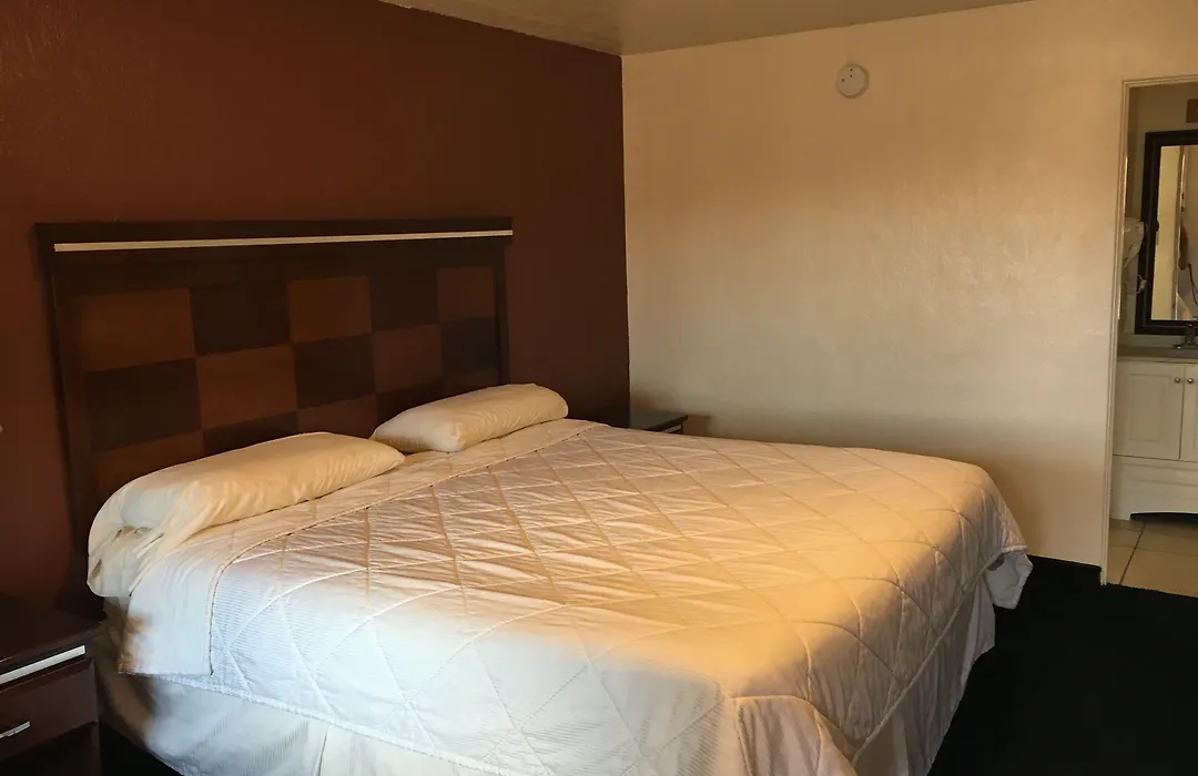 Deluxe Inn Of Roswell-1