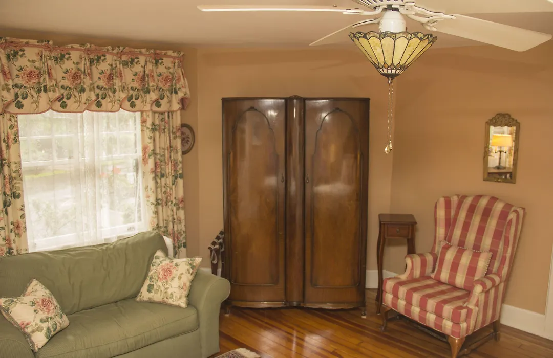 Pinecrest Bed & Breakfast-1
