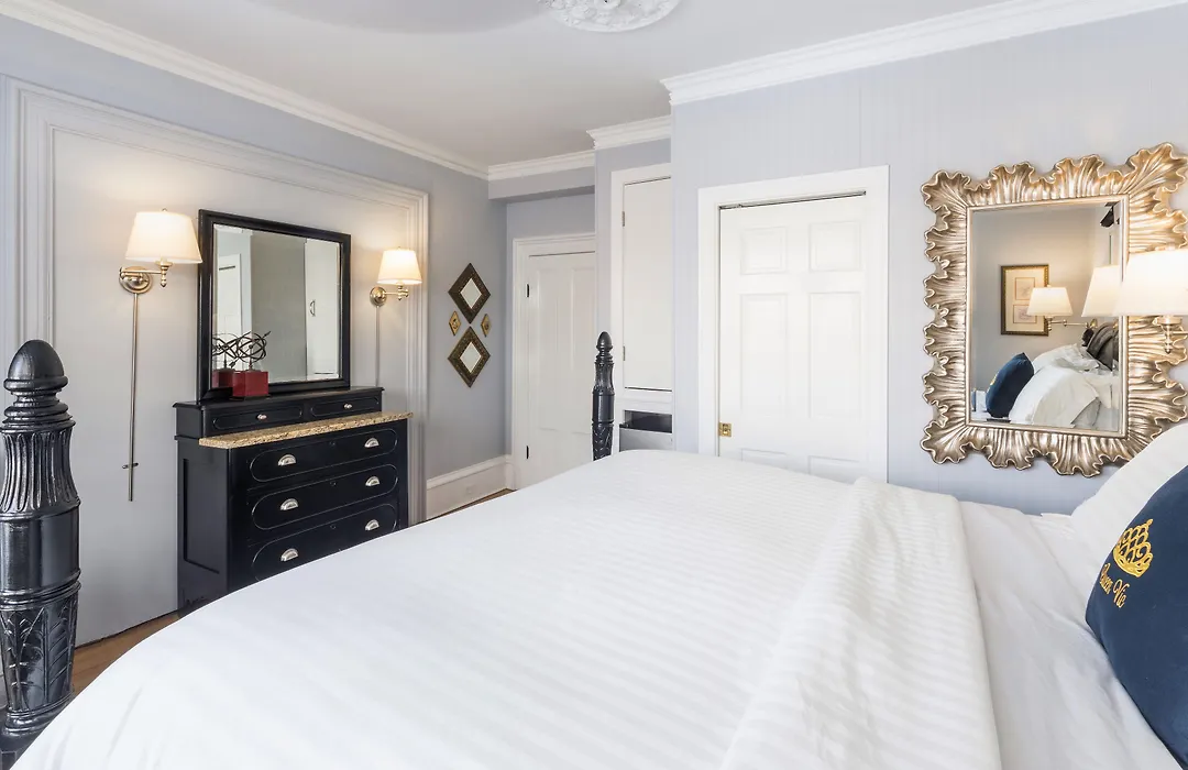 Queen Vic Guest House (Adults Only)-1