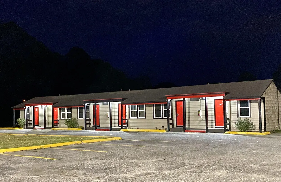 Whistling Pines Motel- Daily And Extended Stay-1