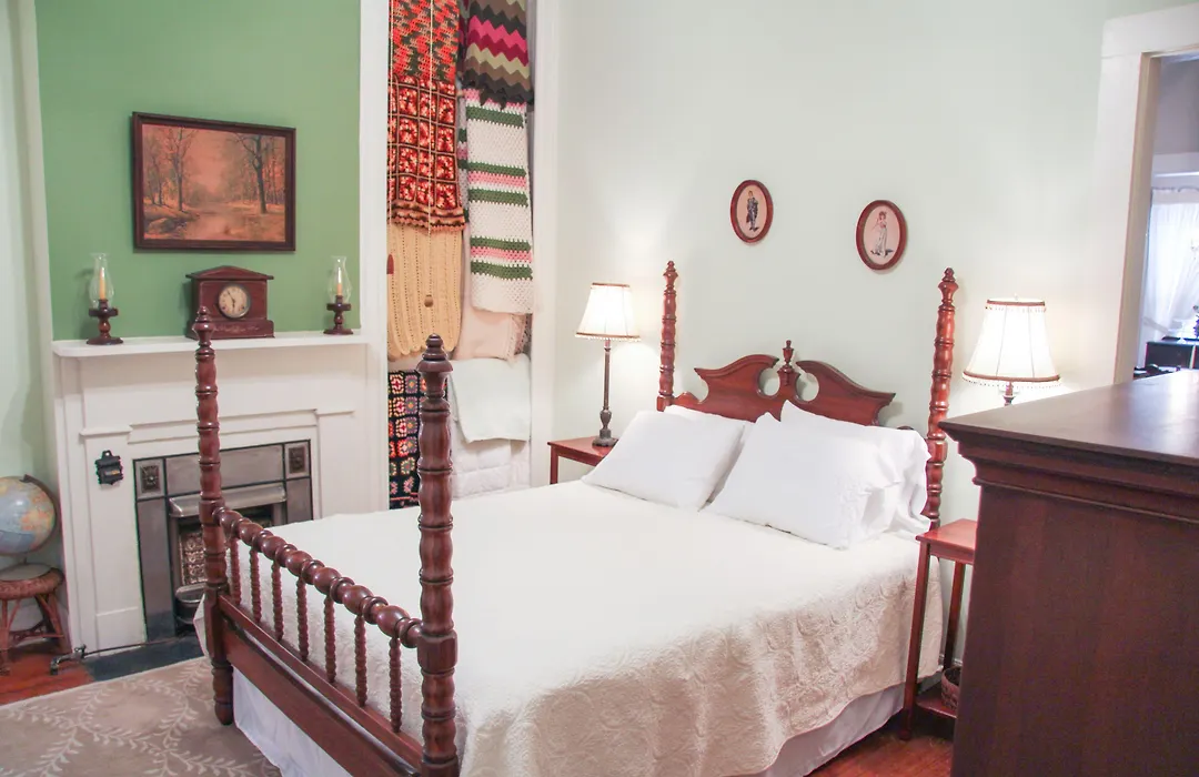 Riverboat Bed & Breakfast-1