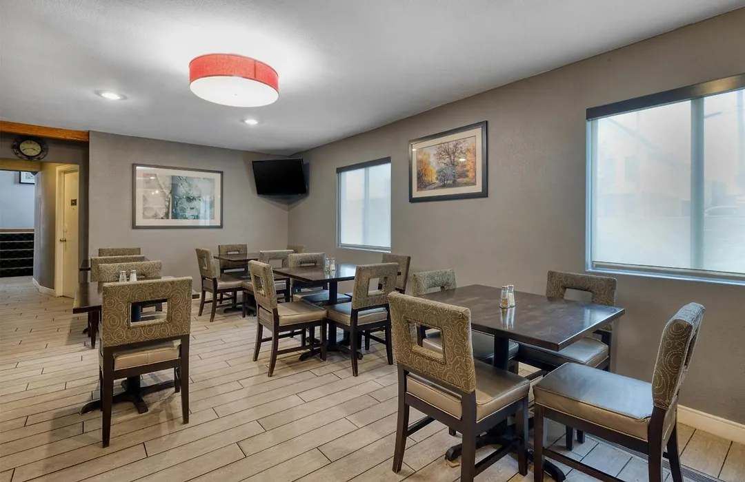 Surestay By Best Western Kansas City Country Inn North-1