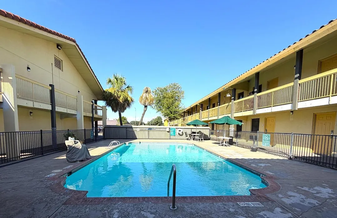 Townhouse Garden Inn & Suites San Antonio I 35-1