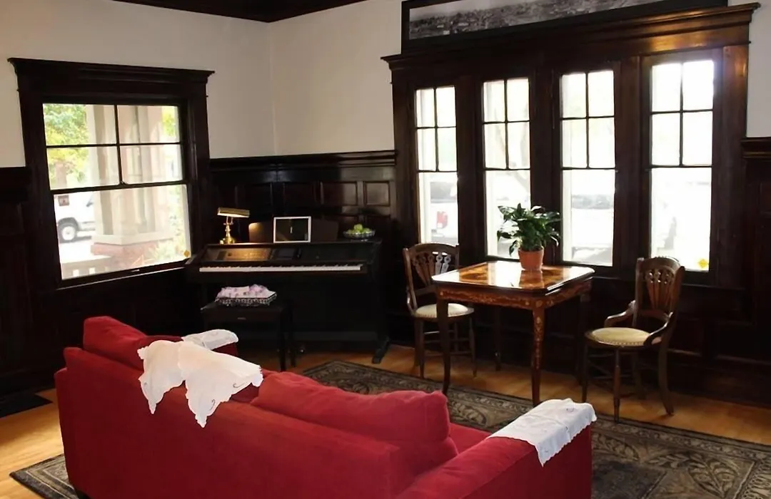 Lady Geneva Bed & Breakfast-1