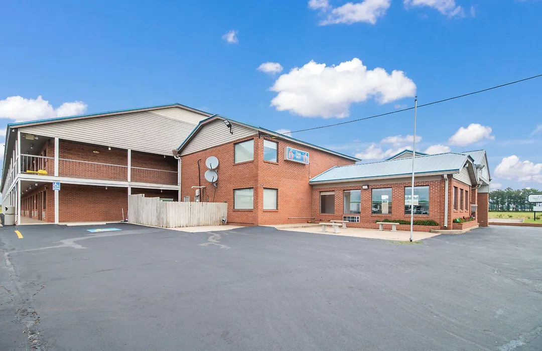Motel 6-Metropolis, Il-1