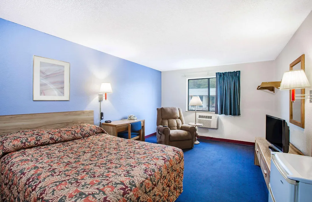 Super 8 By Wyndham Hot Springs-1