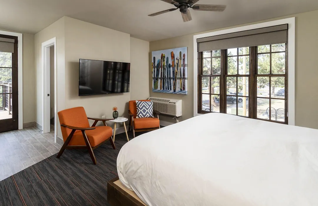 Ski Inn Taphouse Hotel-1