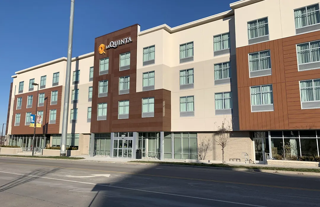La Quinta Inn & Suites By Wyndham Kansas City Beacon Hill-1