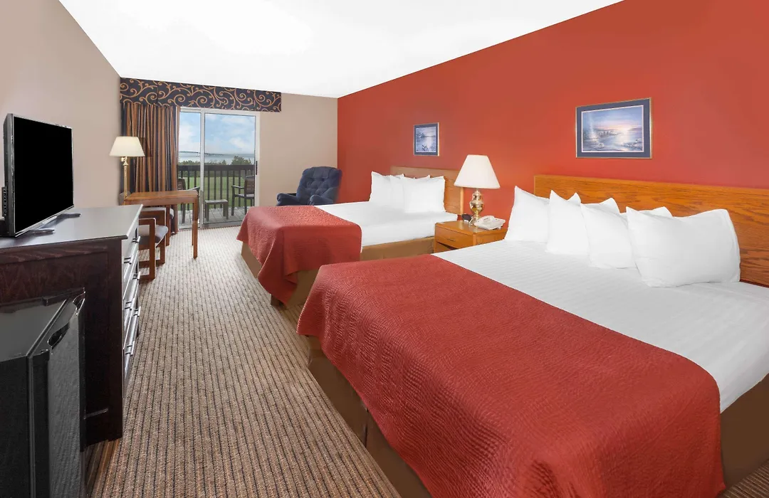Super 8 By Wyndham St. Ignace-1