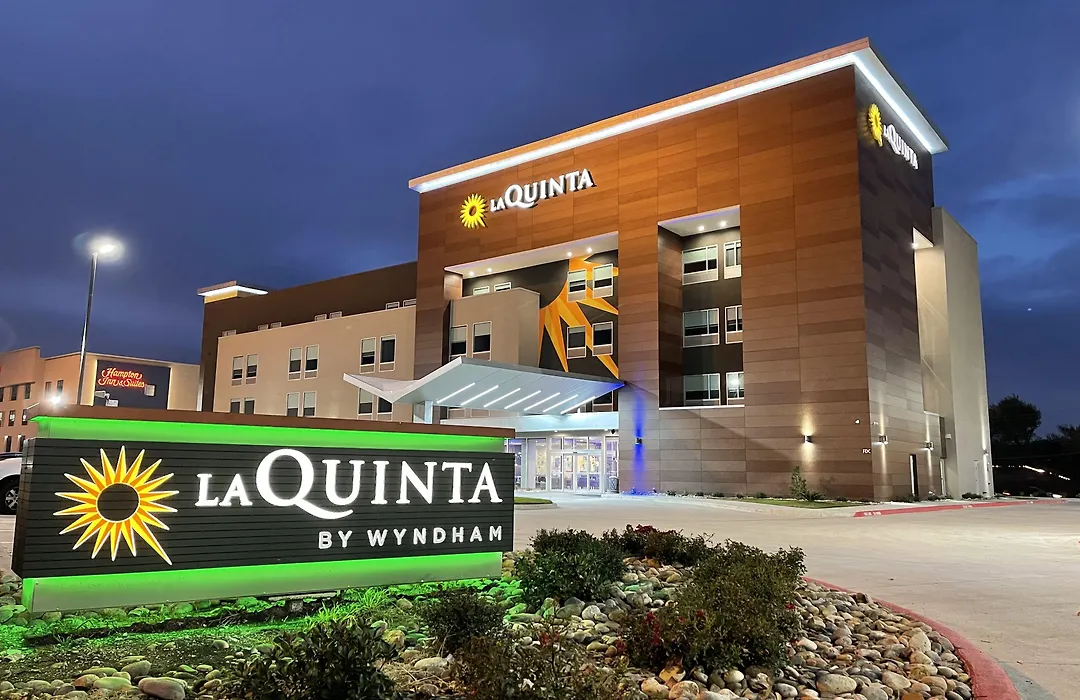 La Quinta Inn & Suites By Wyndham Dallas/Fairpark-1