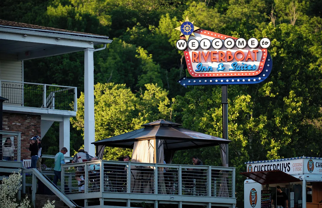 Riverboat Inn & Suites-1