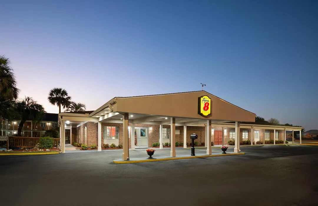 Super 8 By Wyndham Lake City-1
