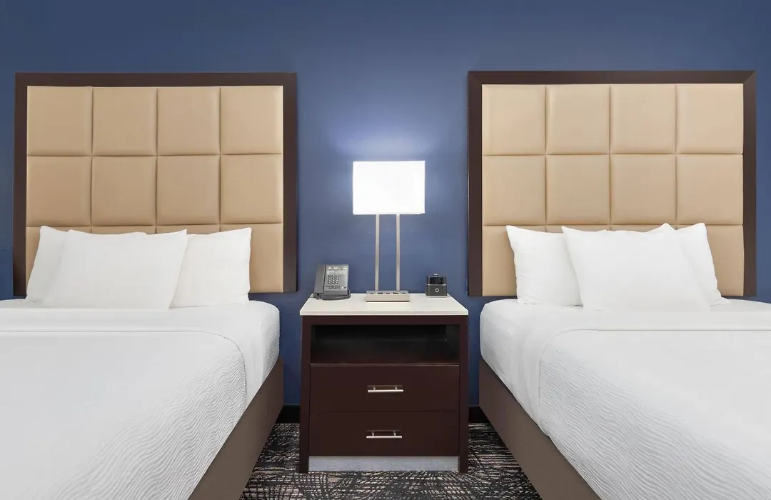 La Quinta Inn And Suites By Wyndham Paris-1