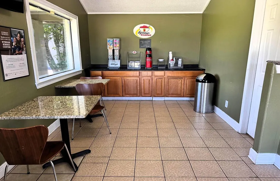 Super 8 By Wyndham Picayune-1