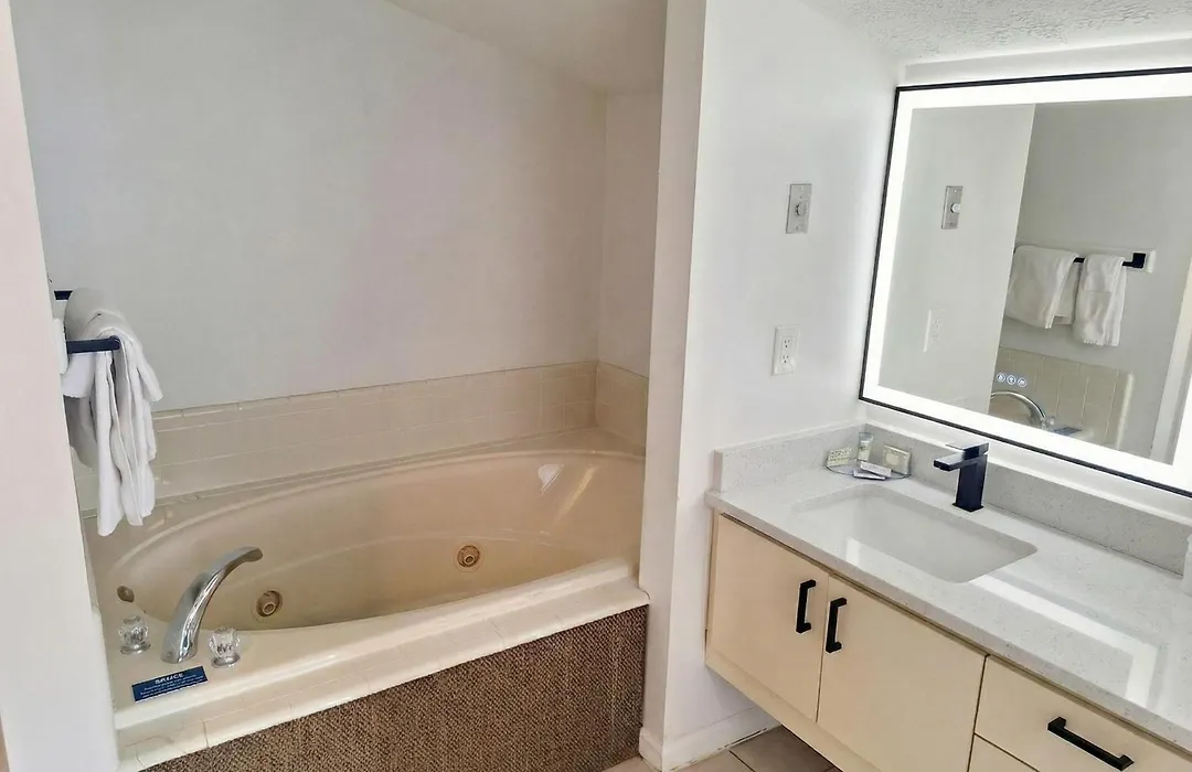 Pointes North Beachfront Hotel - 2 Person Spa Tub Studios-1