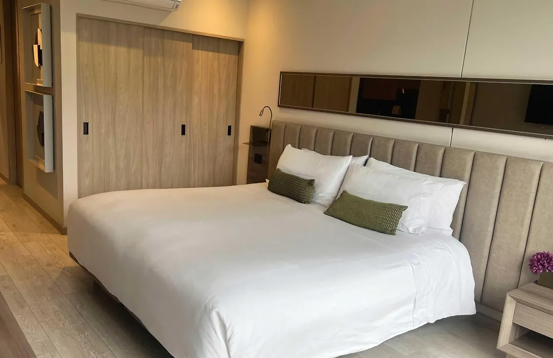 York Medellin, Curio Collection By Hilton-1