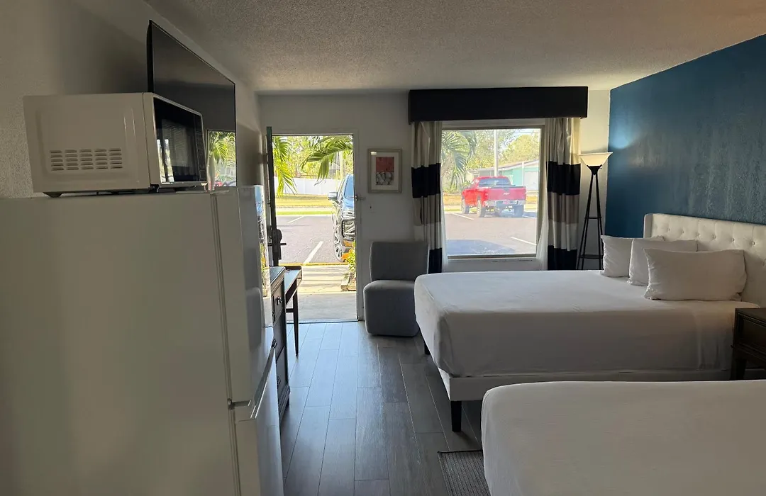 All-New, Ground-Floor, Huge Pool, Tiki Bar & Grill-1