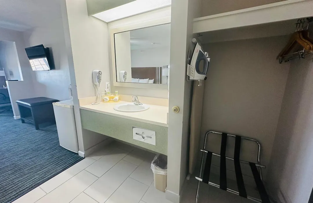Bridgepointe Inn & Suites By Bphotels, Lincoln I-80 & 27Th St-1