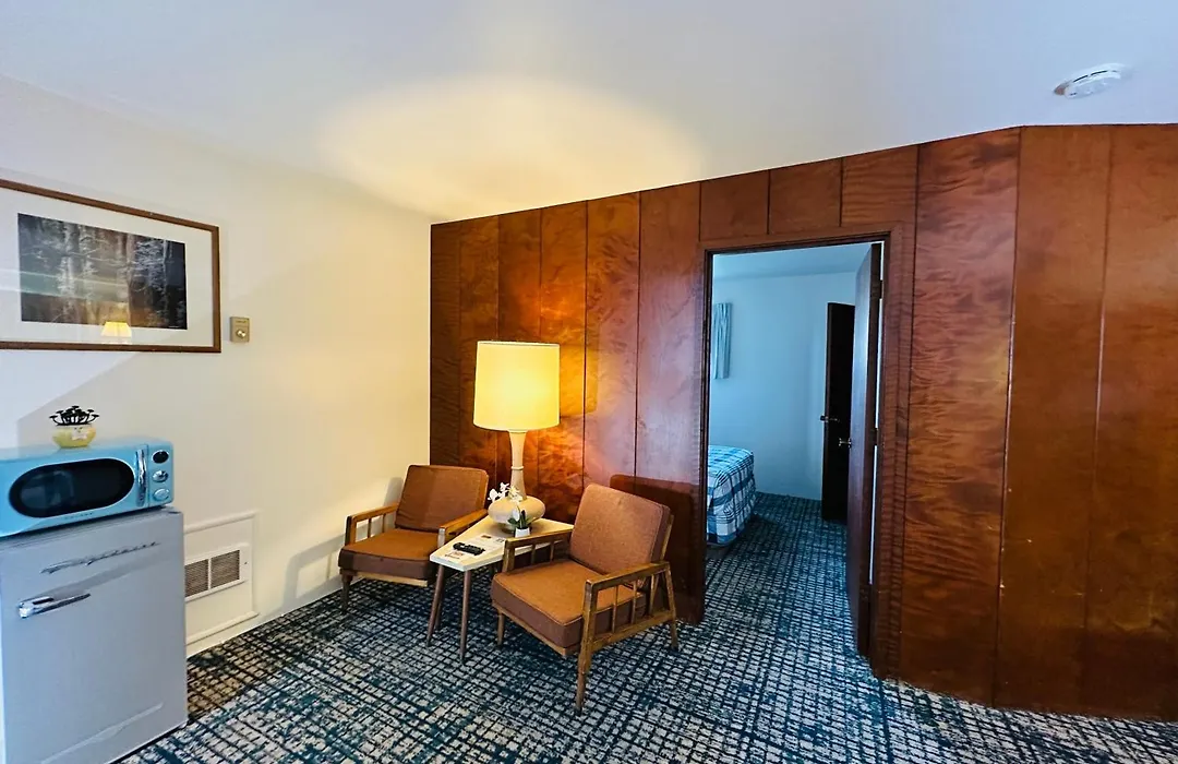 Curly Redwood Lodge-1