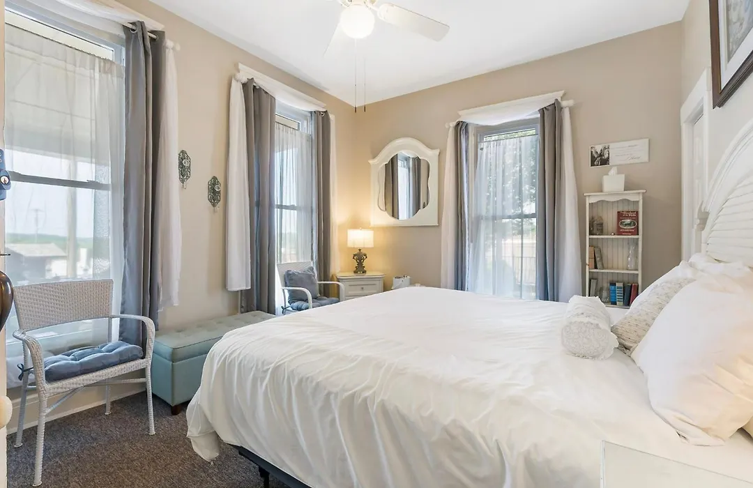 Dreams2Reality | Historic Branson Hotel - Quiet Quilt Room - Downtown-1