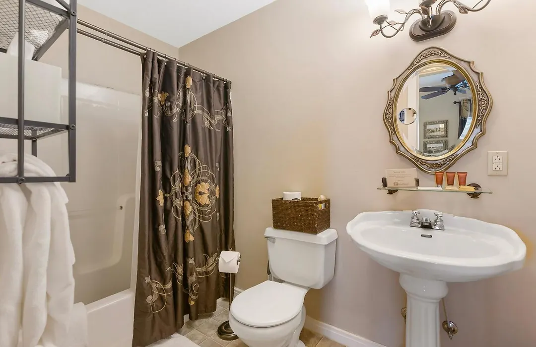 Dreams2Reality | Historic Branson Hotel - Heritage Room With Queen Bed - Downtown-1