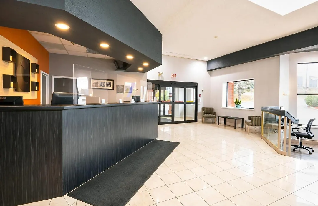 Comfort Hotel & Suites-1