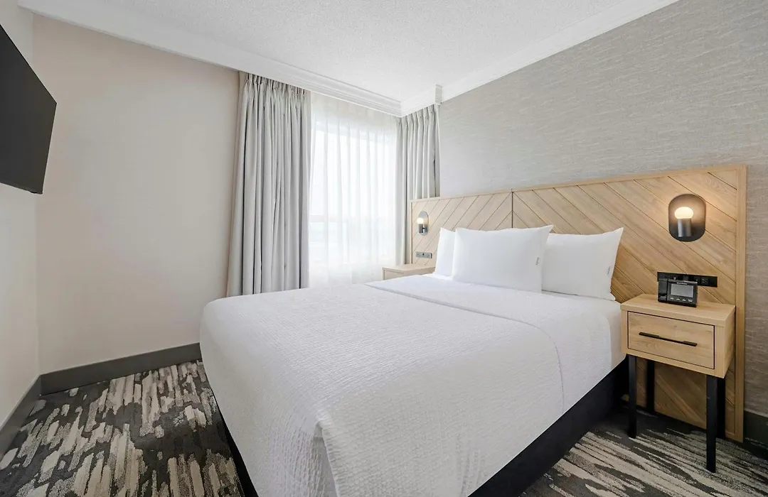 Sandman Signature Mississauga Hotel-1