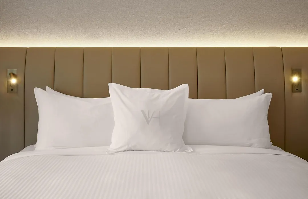 Vogue Hotel Montreal Downtown, Curio Collection By Hilton-1