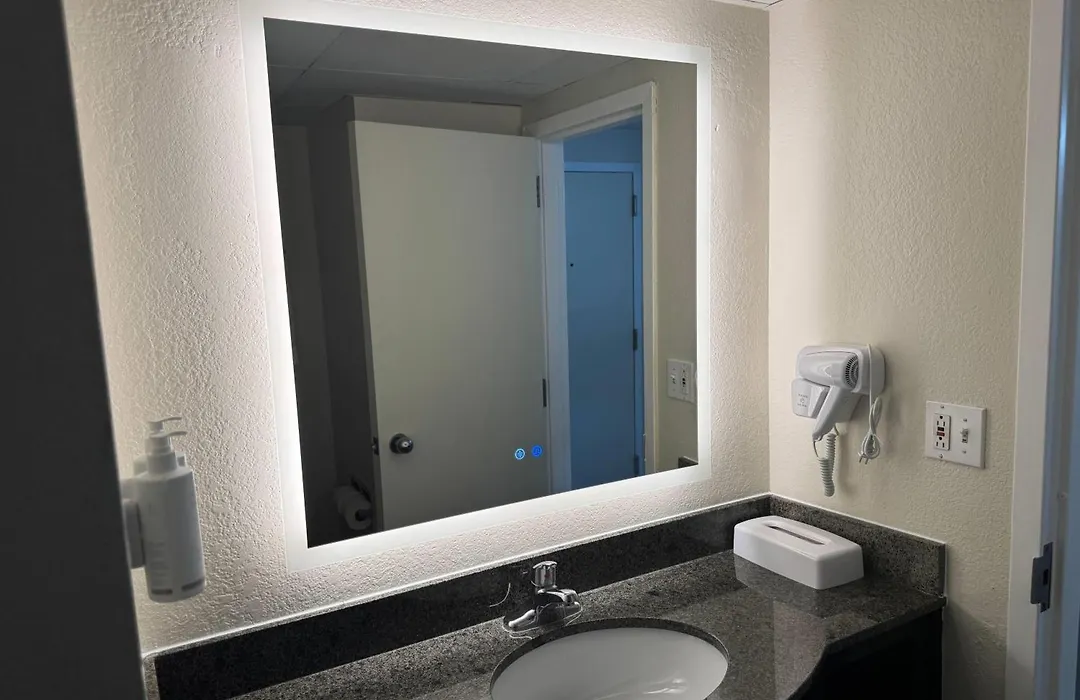 Days Inn & Suites By Wyndham Festus-1