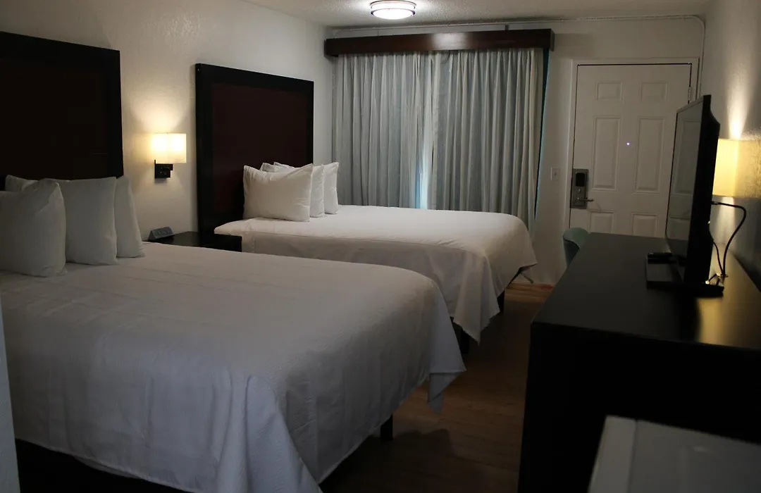 Pine Tree Inn-1