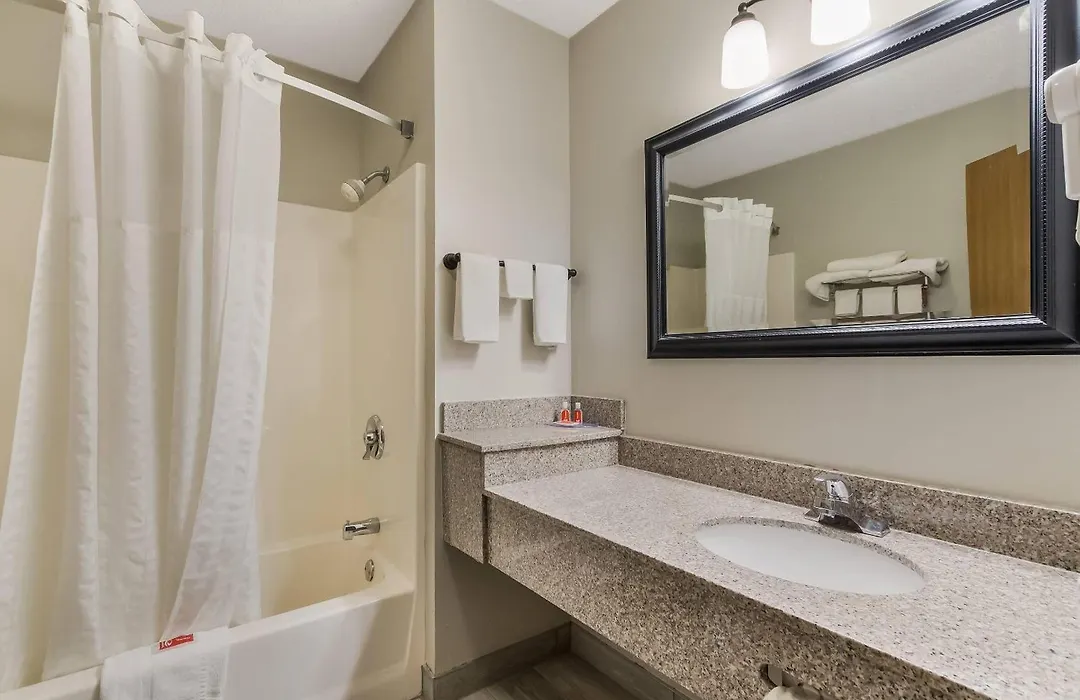 Econo Lodge Inn & Suites Yankton-1