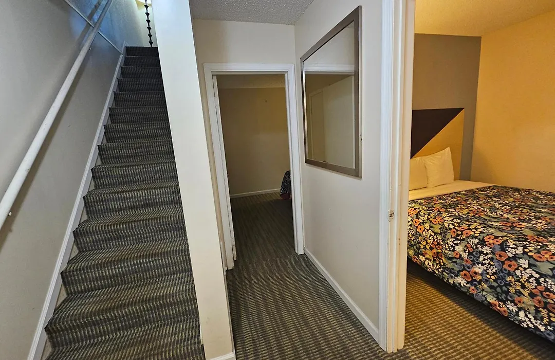 Merrimac Inn And Suite-1