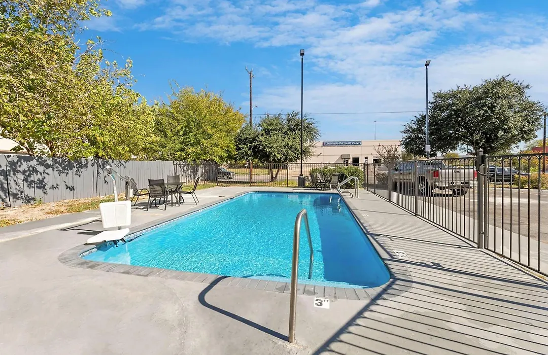Day Inn By Wyndham San Antonio Downtown-1