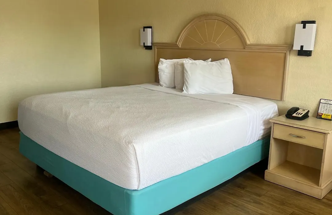 Hole Inn The Wall Hotel - Fort Walton Beach - Sunset Plaza - Nearby Beaches & Hurlburt-1