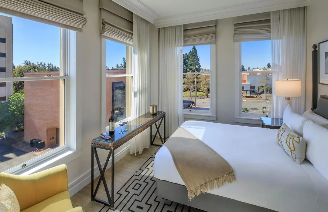 Hotel E-1