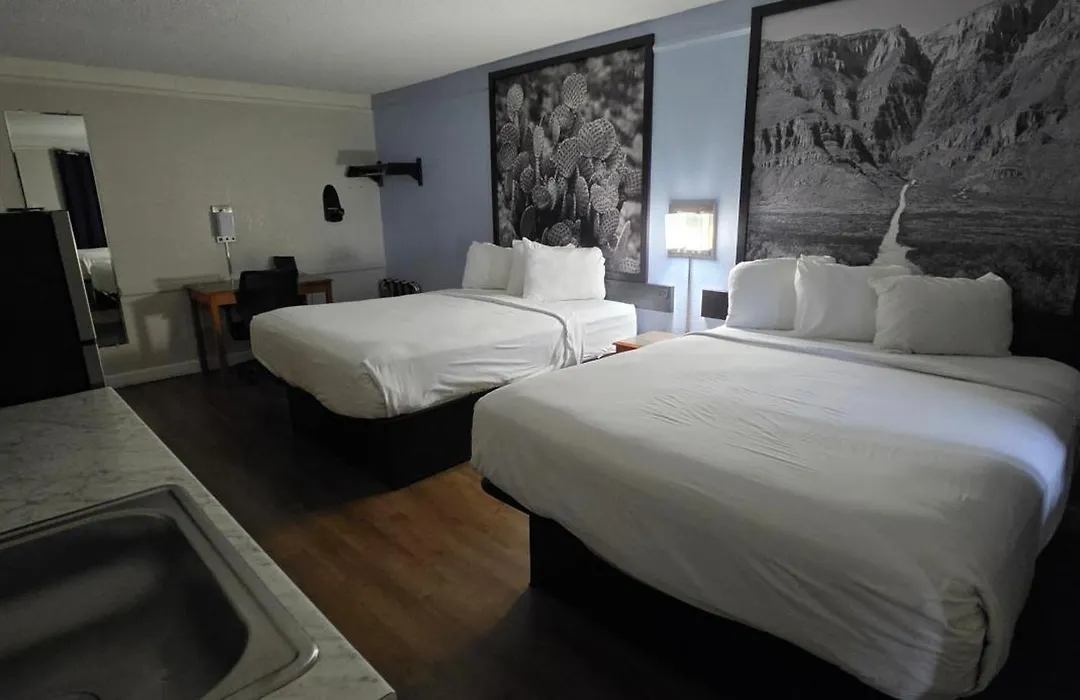 Super 8 By Wyndham Austin South I-35-1