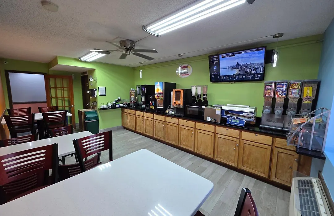 Super 8 By Wyndham Emporia-1
