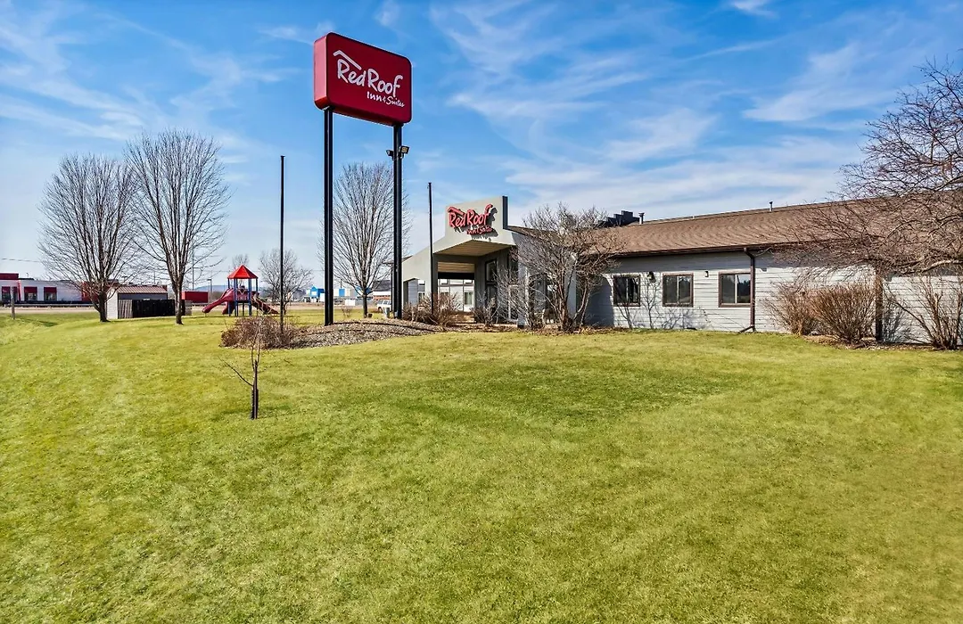 Red Roof Inn & Suites Tomah-1