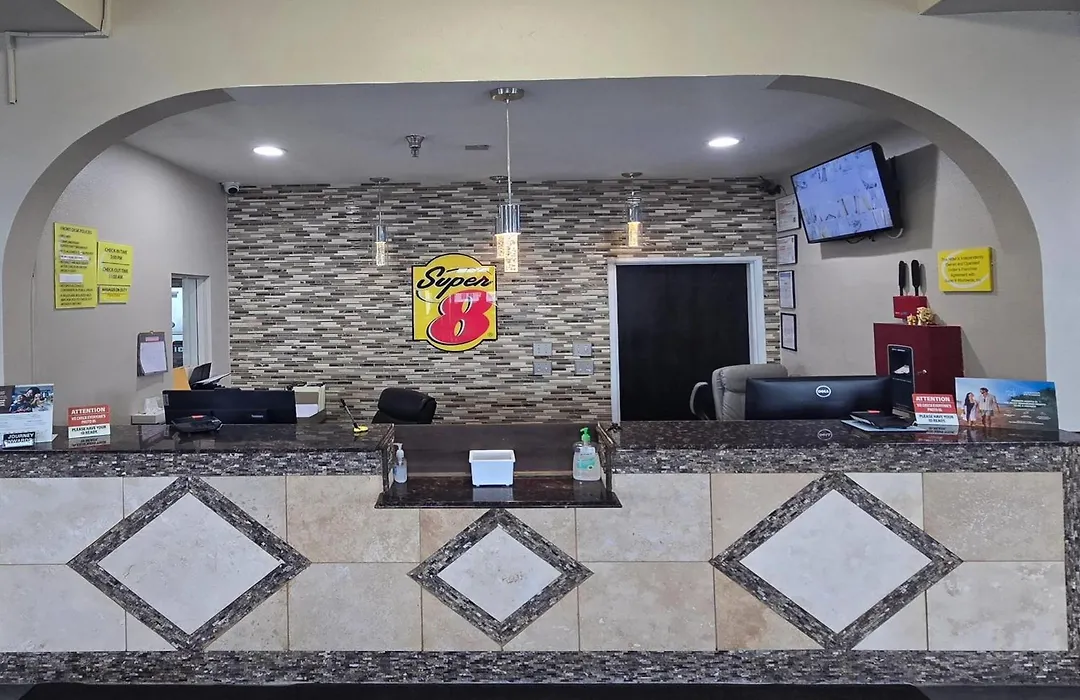 Super 8 By Wyndham Kansas City-1