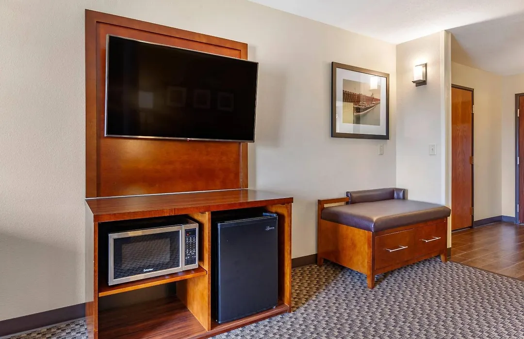 Comfort Suites Escanaba West-1