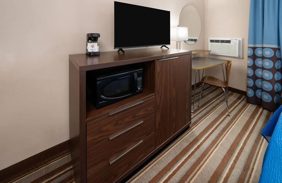 Super 8 By Wyndham Longmont/Twin Peaks-1