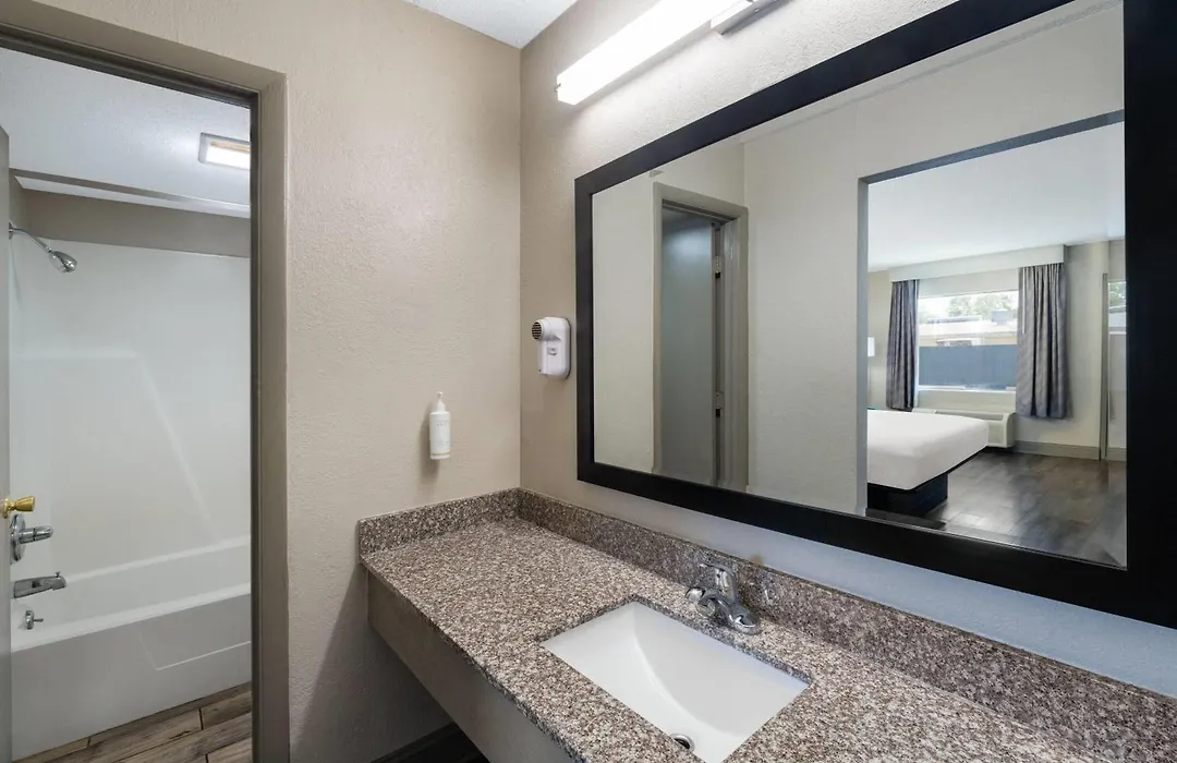 Days Inn By Wyndham Greeneville-1