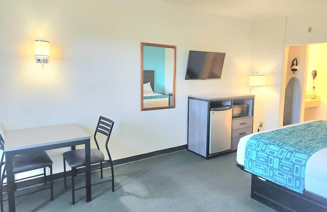 Howard Johnson By Wyndham Galveston-1
