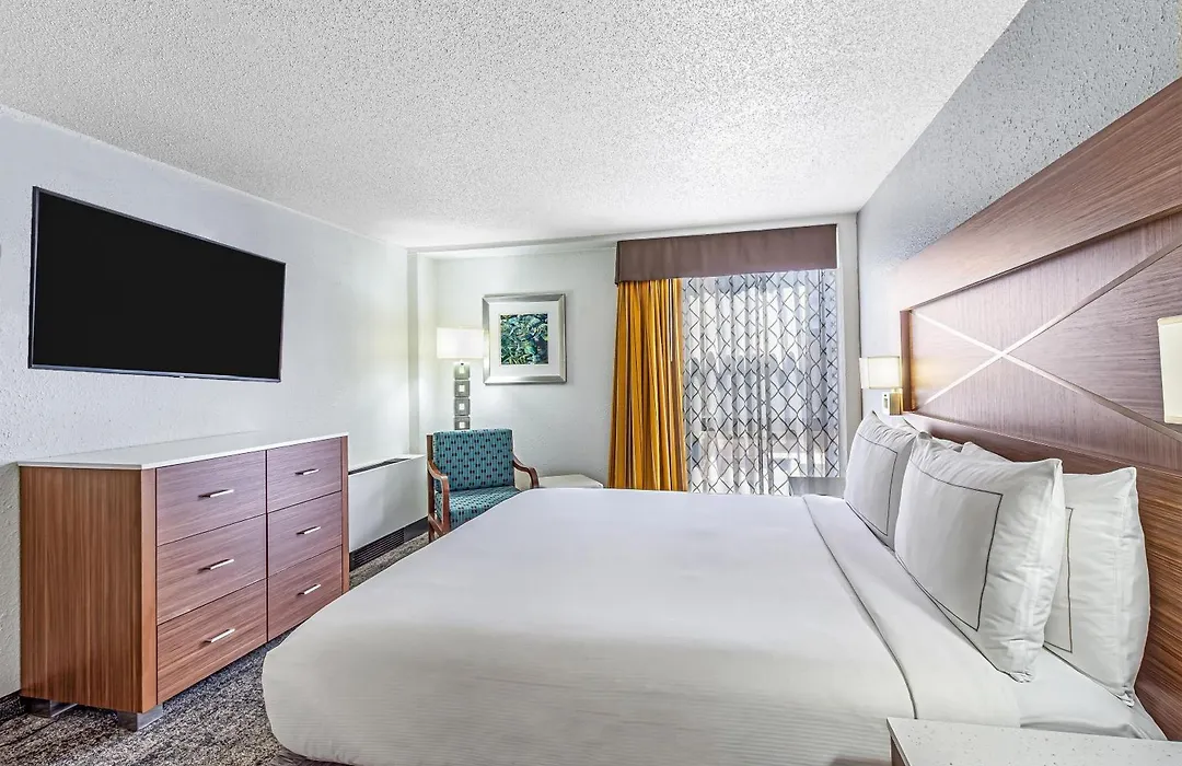 Doubletree By Hilton Milwaukee Downtown-1